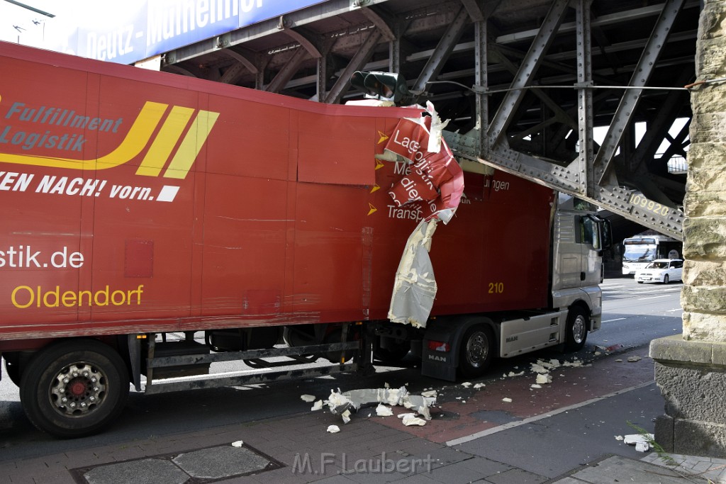 LKW blieb unter Bruecke haengen Koeln Deutz Opladenerstr Deutz Muelheimerstr P004.JPG - Miklos Laubert